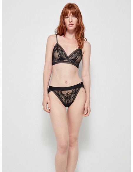 Conjunto triangular negro con encaje de Gisela