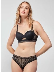 Braguita de encaje semitransparente delicada