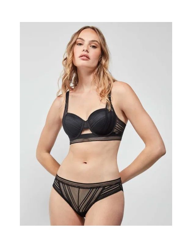 Braguita de encaje semitransparente delicada