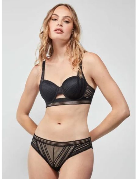 Braguita de encaje semitransparente delicada