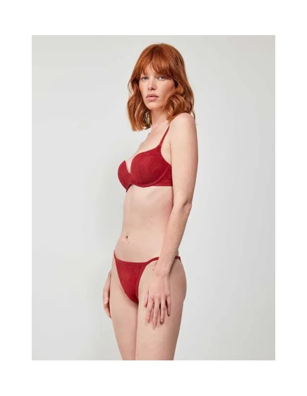 Braguita brasileña en tejido de encaje suave