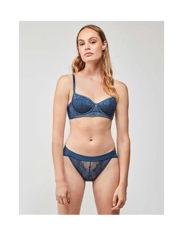 Braguita clásica en encaje floral delicado