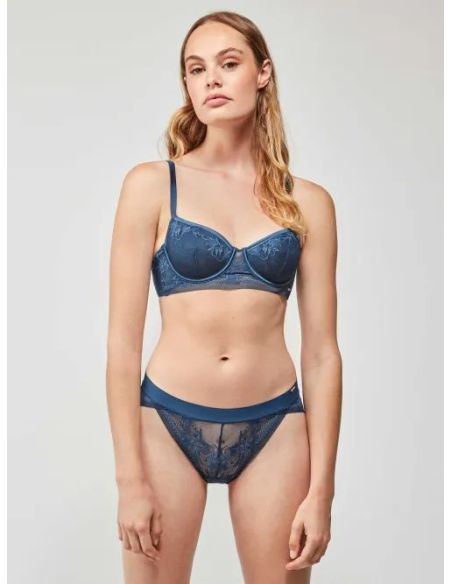 Braguita clásica en encaje floral delicado