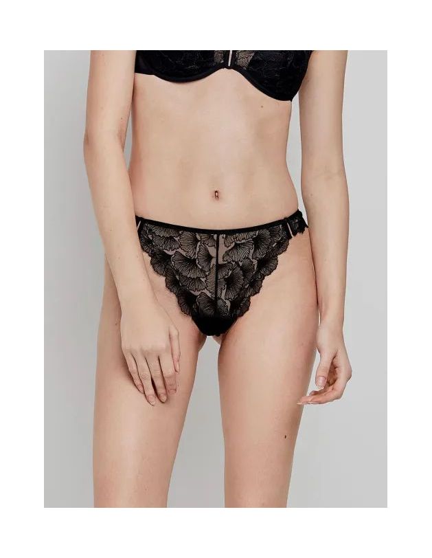 Braguita brasileña en tul bordado