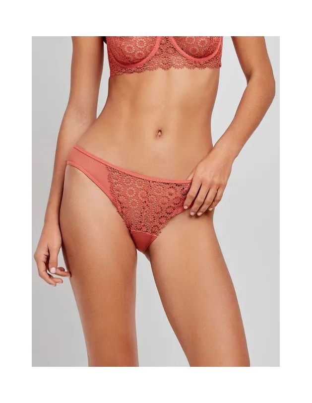 Braguita clásica con detalles de encaje