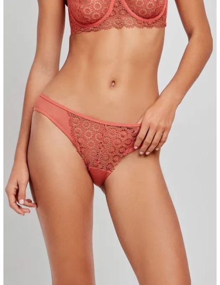 Braguita clásica con detalles de encaje