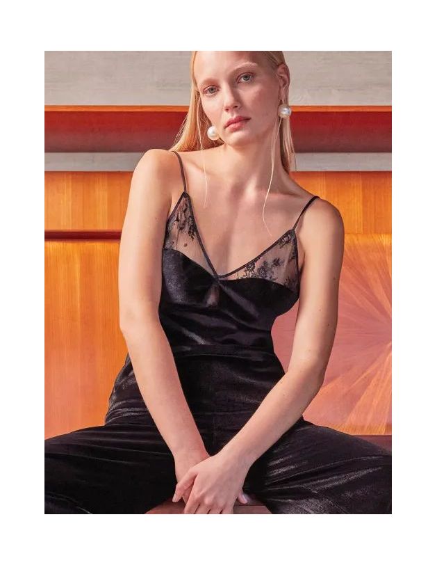 Top de terciopelo suave con detalles de encaje...