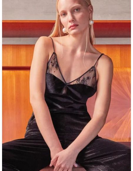 Top de terciopelo suave con detalles de encaje refinado