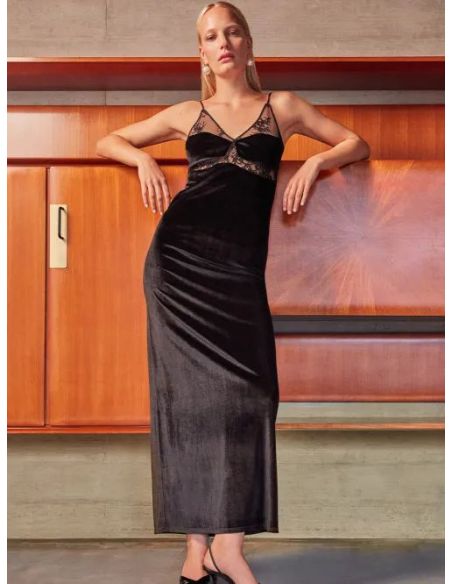 Vestido largo de terciopelo con caída fluida y sofisticada