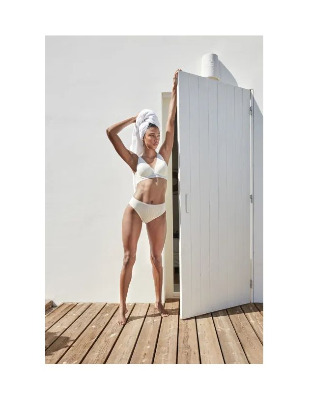 Sujetador bralette y braguita alta