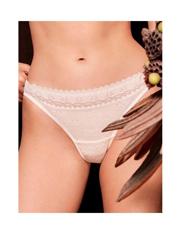 Braguita tipo biikini en tejido encaje floral...