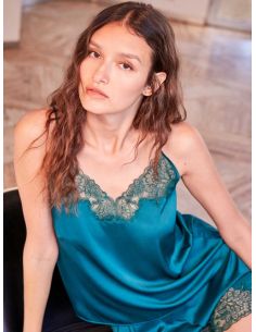 Camiseta lencera de tirantes finos con bordados en encaje