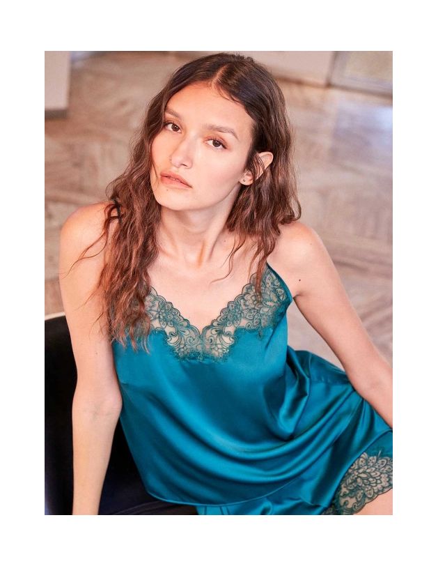 Camiseta lencera de tirantes finos con bordados...