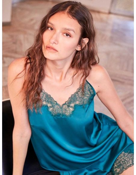 Camiseta lencera de tirantes finos con bordados en encaje