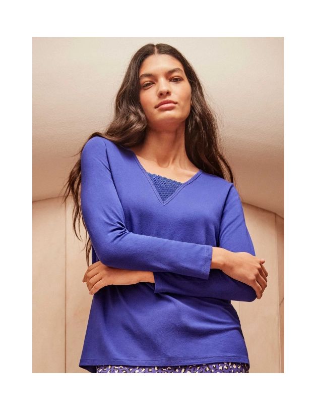 Camiseta escote pico con encaje