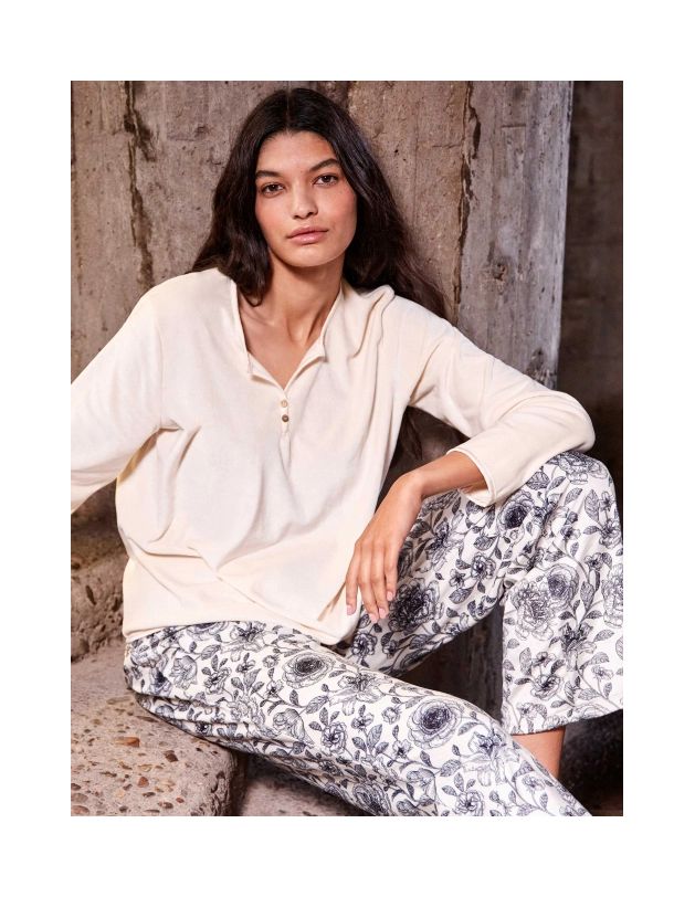 Pijama largo con pantalón estampado a contraste.