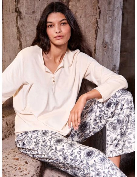 Pijama largo con pantalón estampado a contraste.