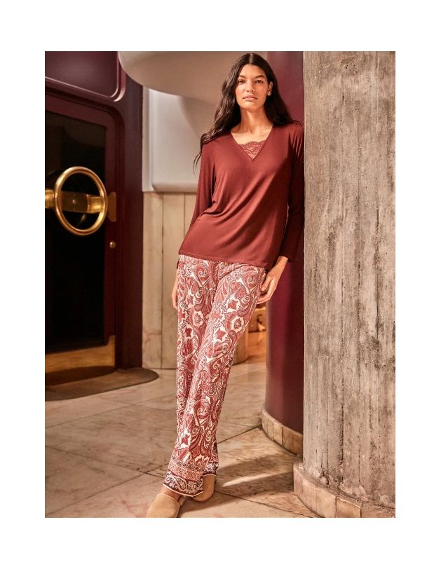 Pijama largo con estampado paisley