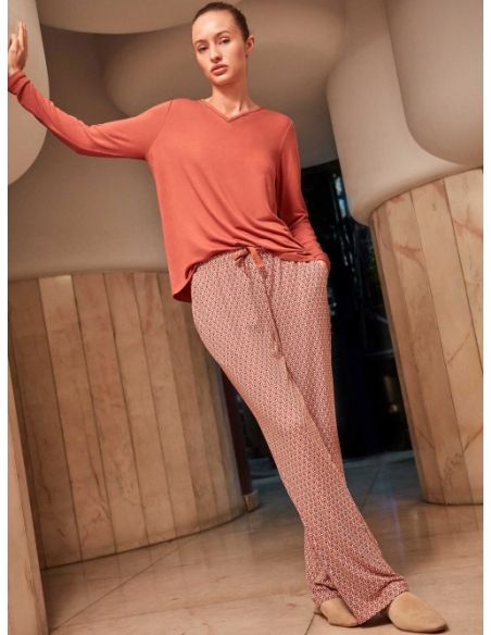 Pijama largo con escote pico con tul y pantalón microgeométrico