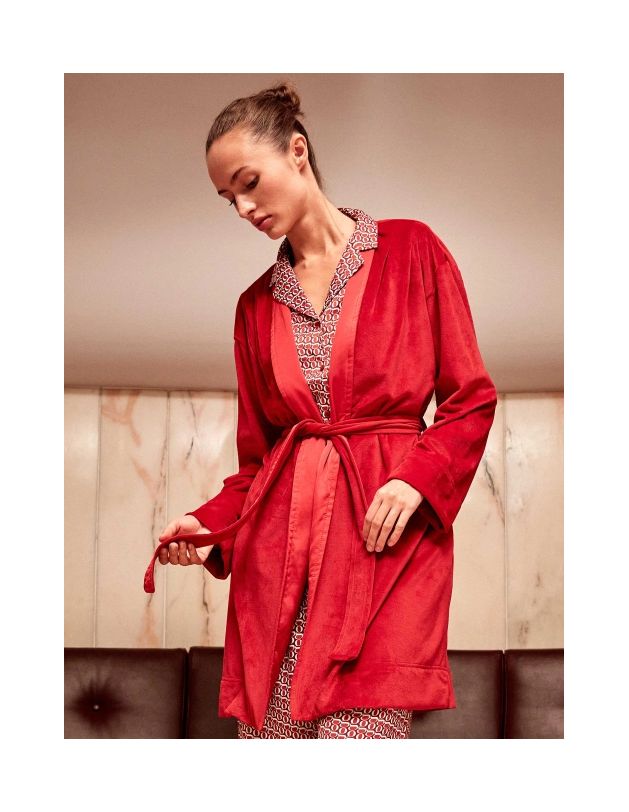 Bata abotonada con pliegues en el hombro