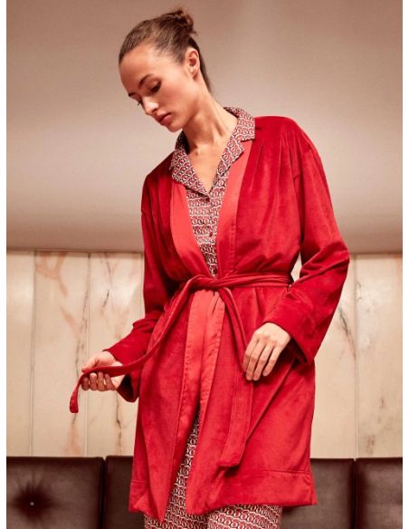 Bata abotonada con pliegues en el hombro