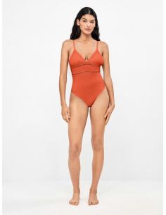 Bañador liso con foam extraíble que ofrece sujeción y...