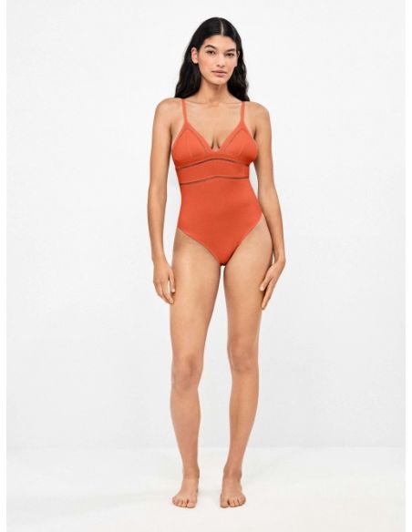 Bañador liso con foam extraíble que ofrece sujeción y comodidad gisela
