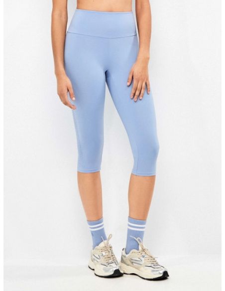 Legging 'capri' confeccionado en tejido moldeador que define y estiliza