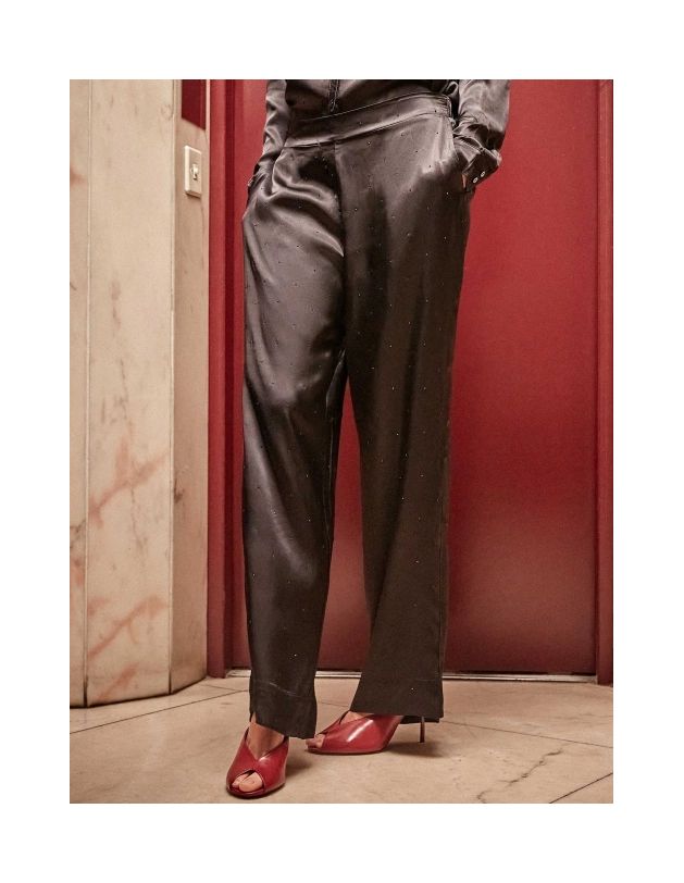 Pantalón largo satinado con strass